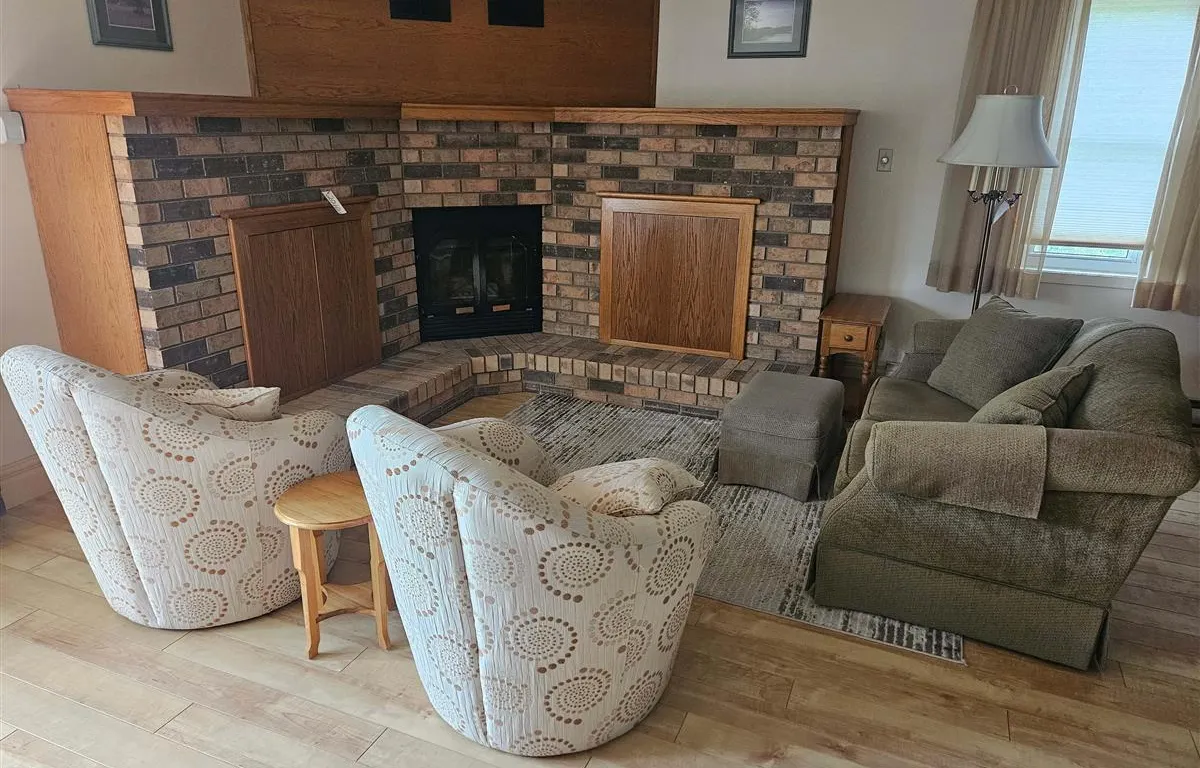 Living Room Furniture and Décor Group
UNRESERVED