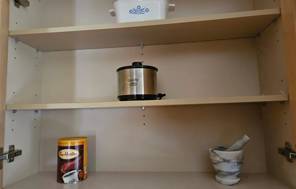 Assorted Kitchen Household Contents
UNRESERVED
