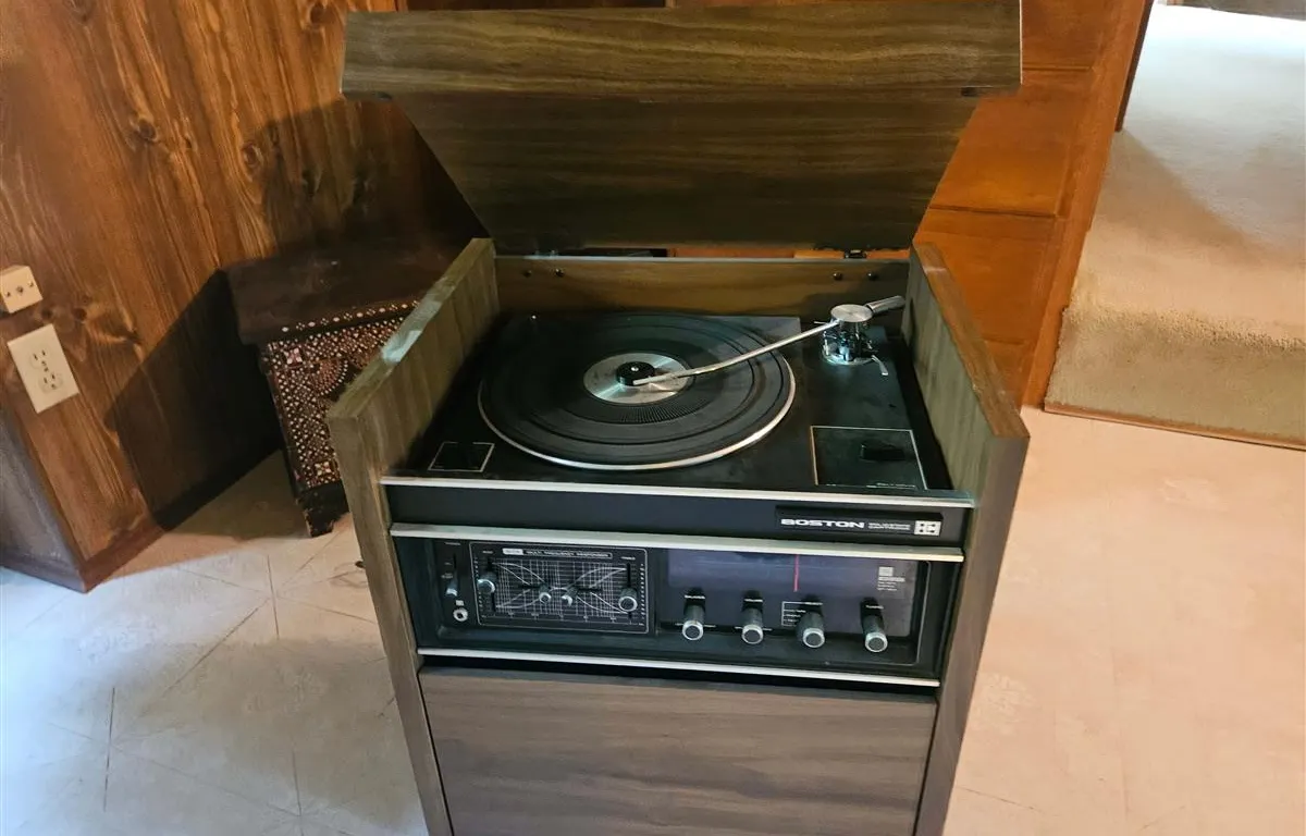 Boston SP-730H Stereo Console
UNRESERVED