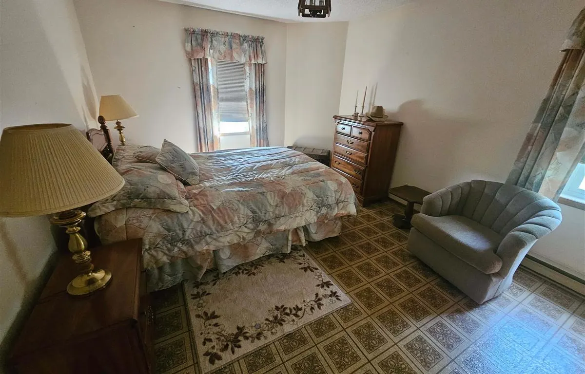 Bedroom Furniture and Decor Group
UNRESERVED