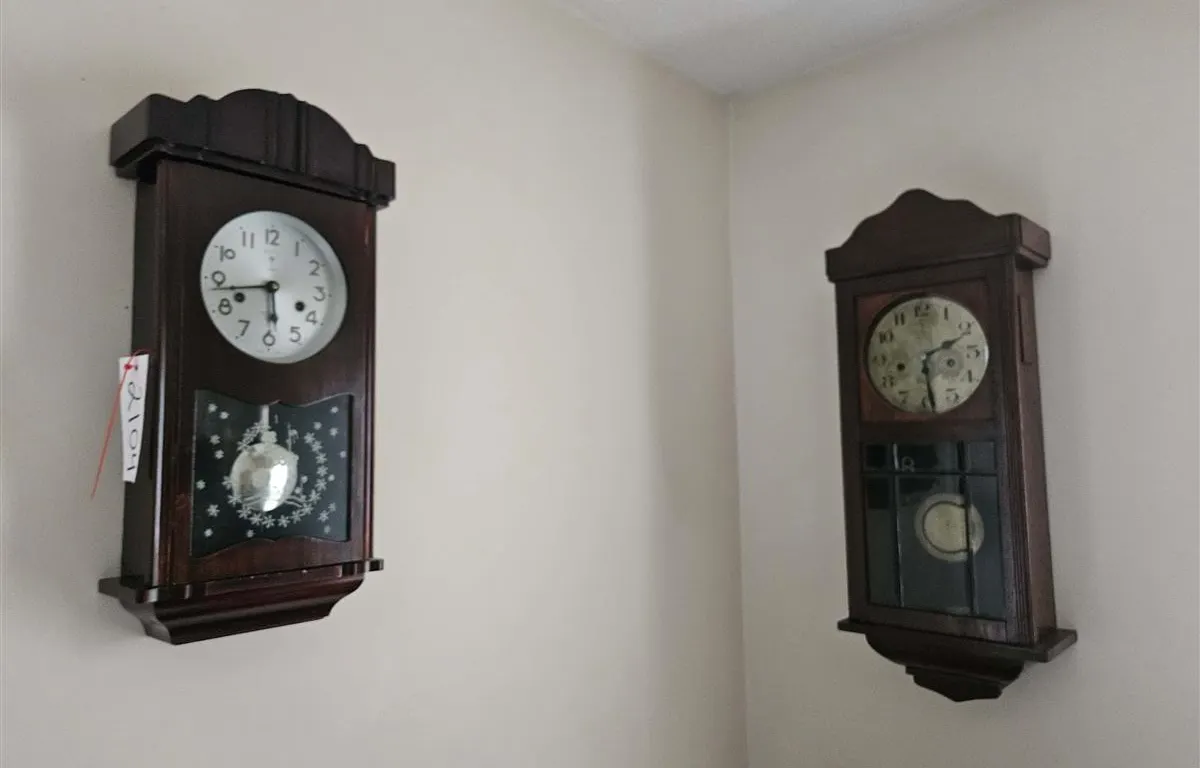 (3) Wooden Pendulum Clocks
UNRESERVED