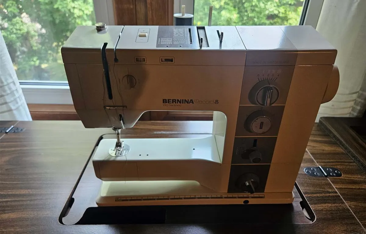 Bernina Record 930 Electronic Sewing Machine Set
UNRESERVED