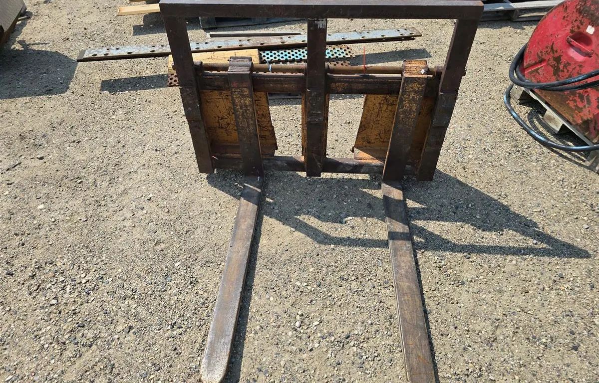 Skid Steer Forks
UNRESERVED