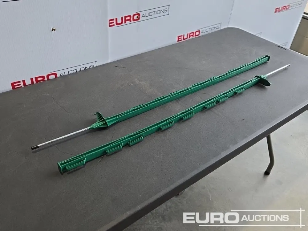 Unused 2026 4' Plastic Electric Fence Posts c/w Metal Spike (Green) (50pc)