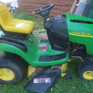 John Deere L110 Hydrostatic Riding Mower, 42" Cut