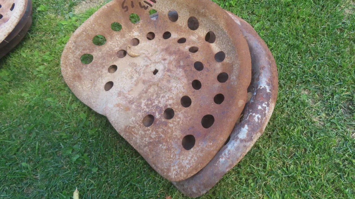 5 Metal Tractor Seats
