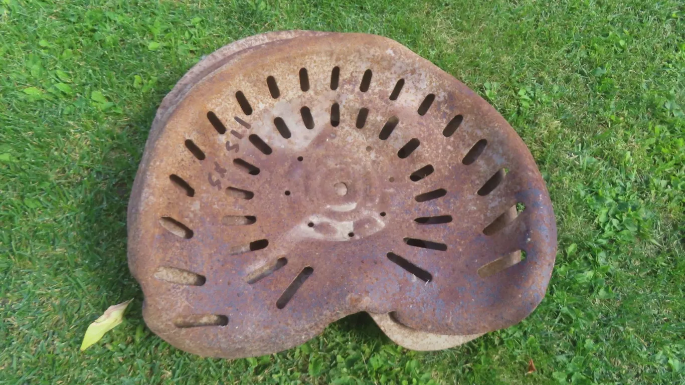 5 Metal Tractor Seats