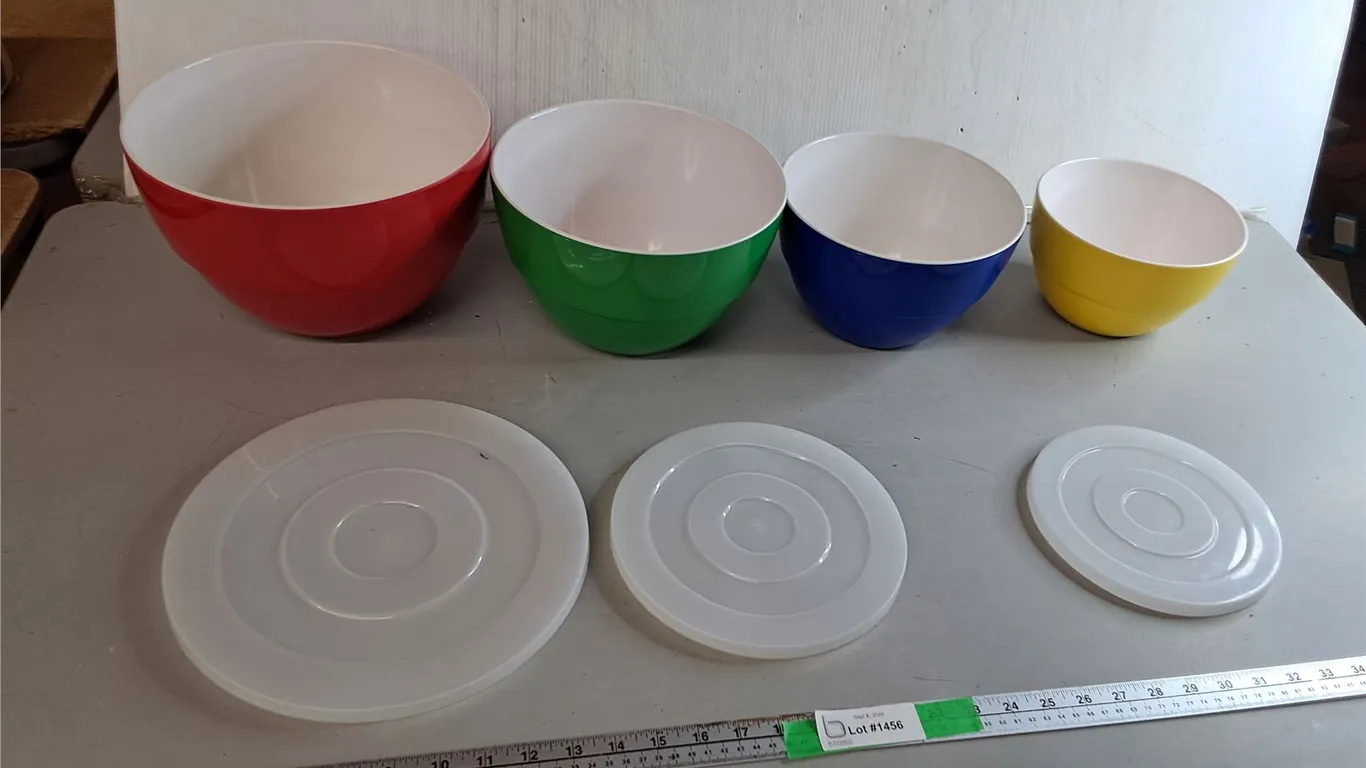 (4) Nesting Melamine Bowls up to 10.5" Diameter, (3) Lids