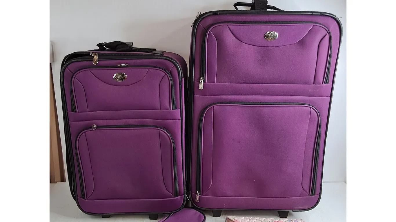 Suitcase Set Up To 25.5"x17.5"x8", Pickup Only