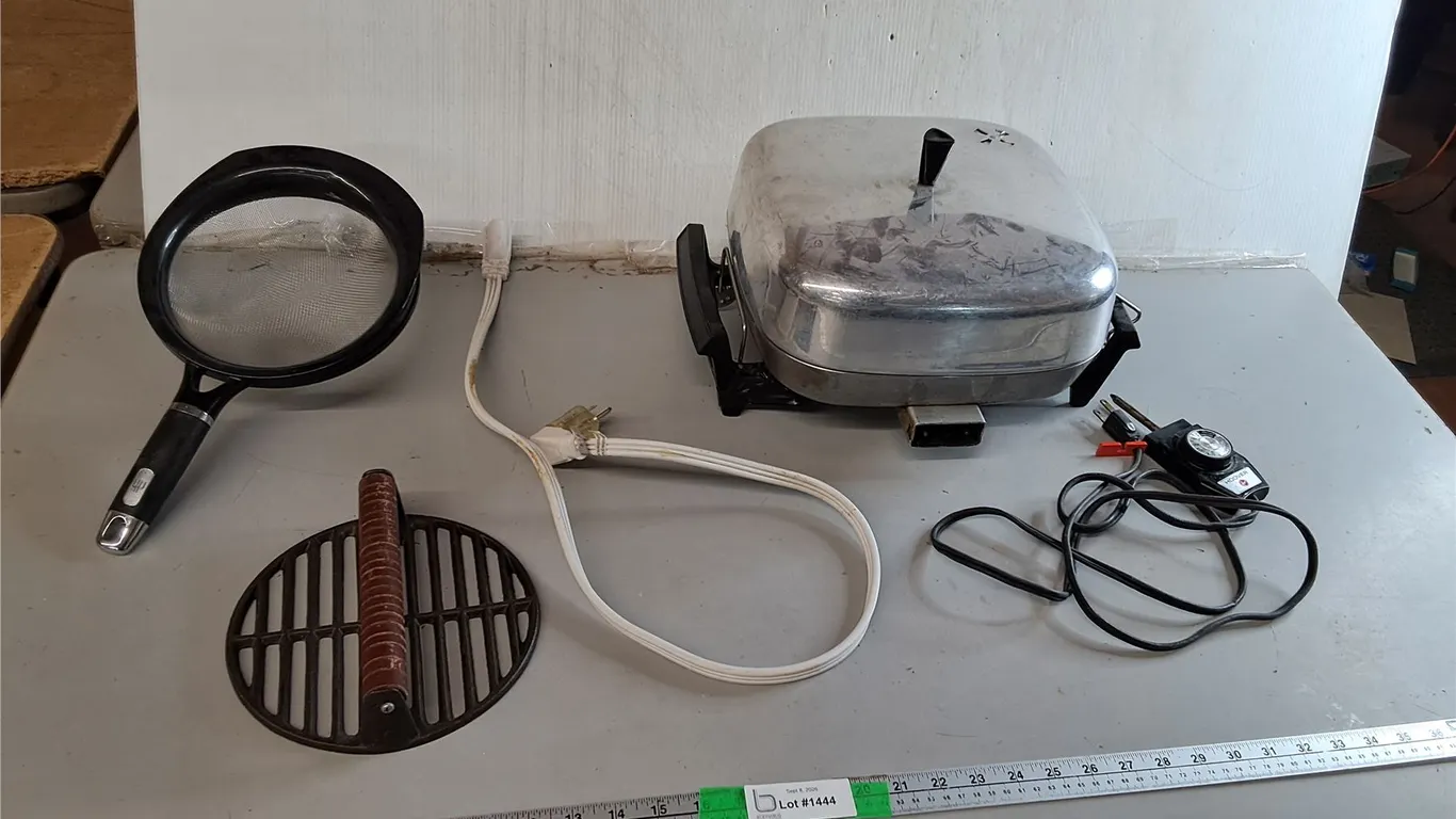 Hoover Electric Skillet- Powers On, Strainer, Meat Press, Misc.