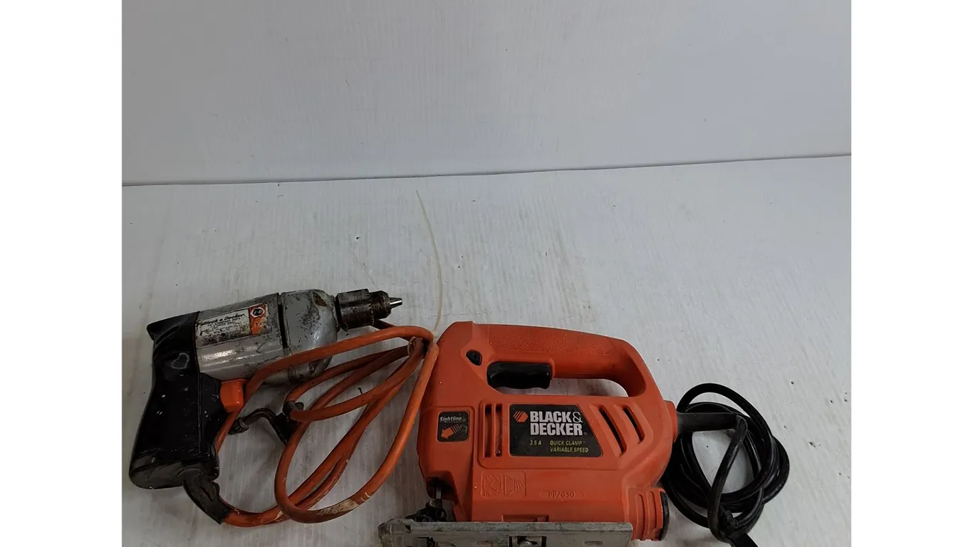 Black & Decker 3.5 A Quick Clamp, 3/8" Drill Both Power On