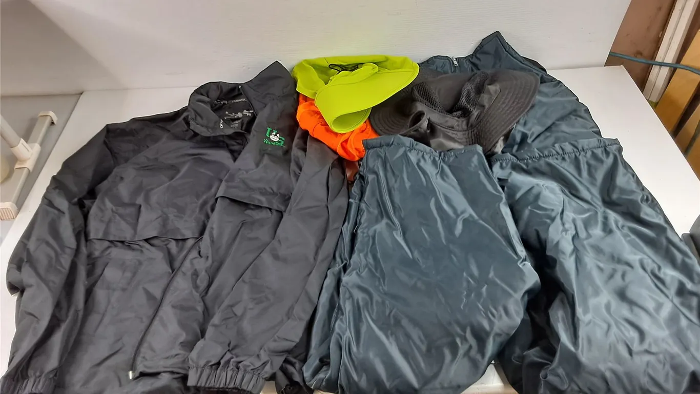 U of S Huskies Wind Jacket - Size M, Insulated Coveralls - Size M, (3) Hats