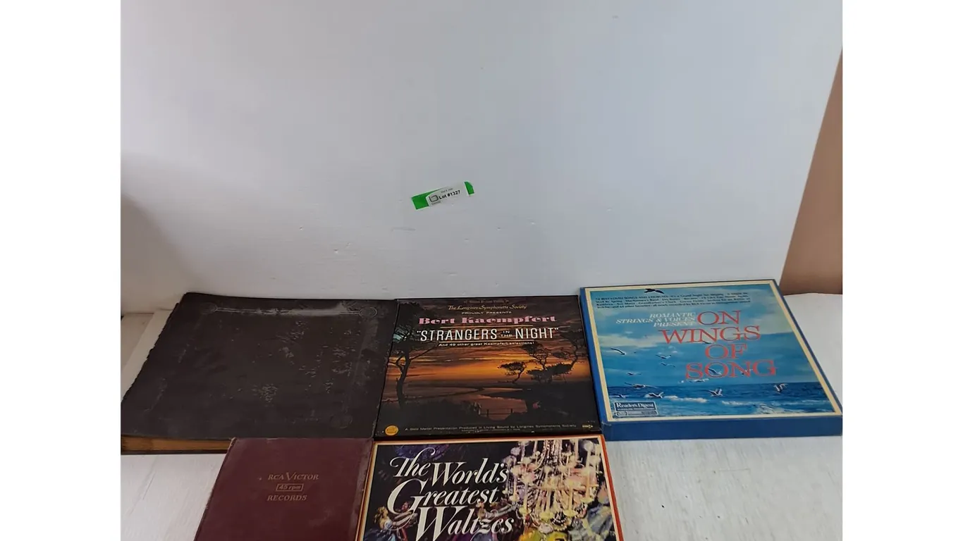 (5) Vinyl Record Bundles, Walter, Wings of Song, RCA Victor, Strangers In Night, His Masters Voice