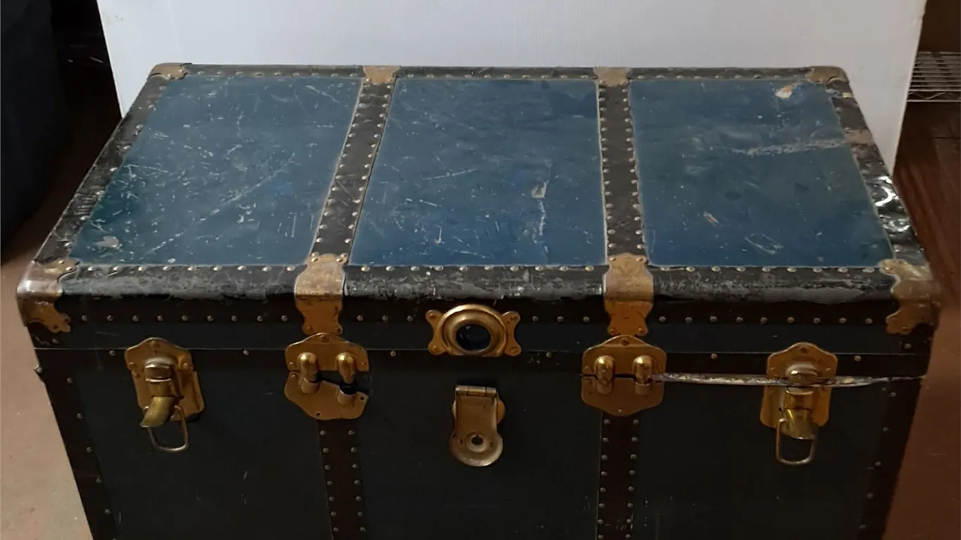 Trunk 36"x20"x21" Cannot Ship