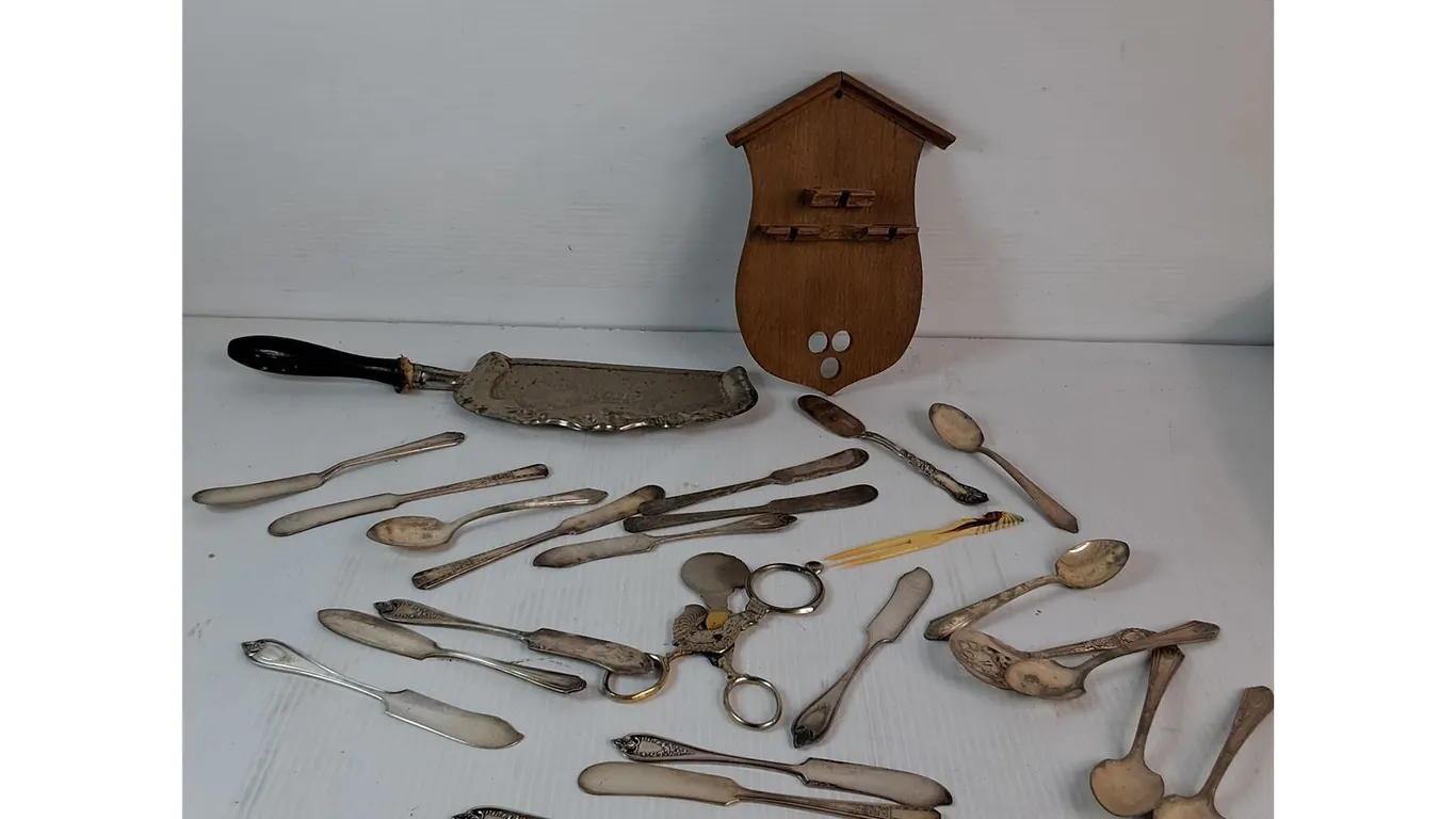 Assorted Spoons/Butter Knives, Cake Server, Wall Mounted Spoon Rack