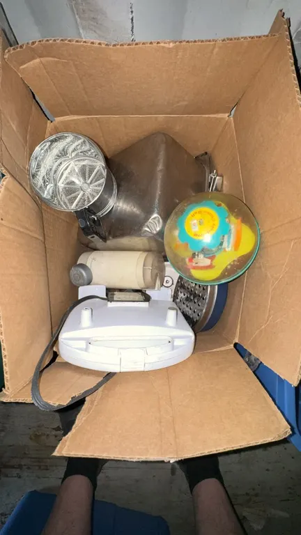 Kitchenware Including Flatware Set in Case