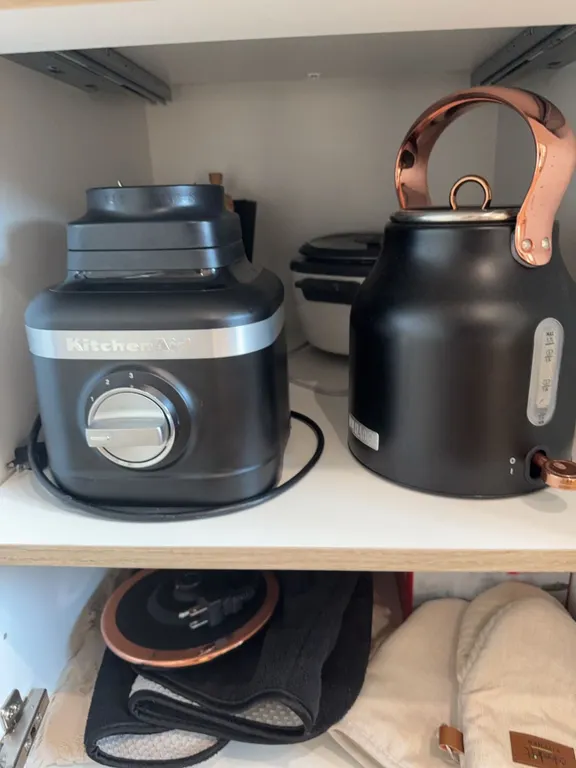 Kitchen Appliance Lot With Kettle, Blender, Coffee Maker, Rice Cooker