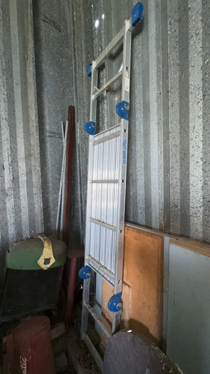 Lite Aluminum Extension Ladder with Farm Parts