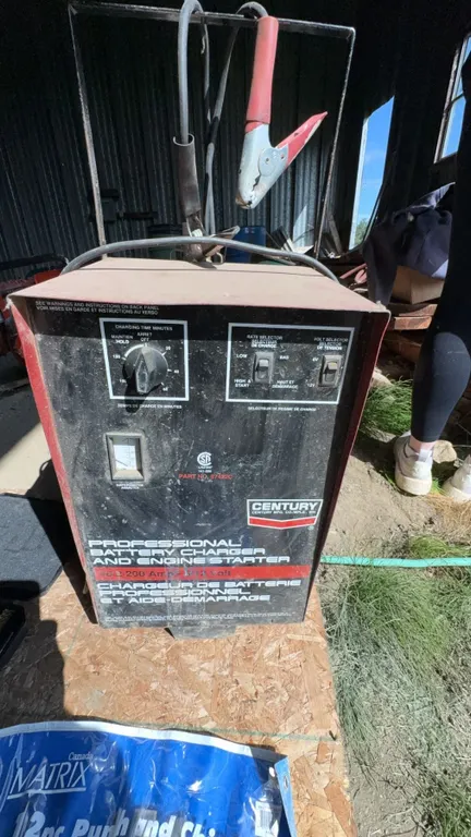 Century 12V/24V Battery Charger and Engine Starter