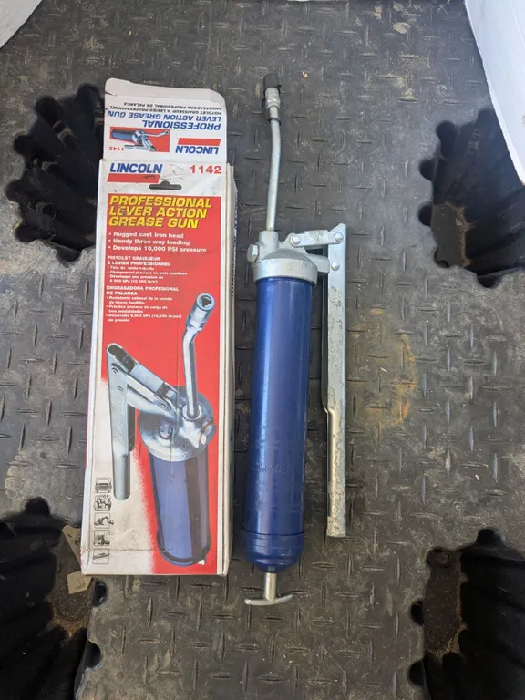 Lincoln lever action grease gun, with original packaging
