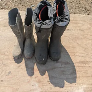 Rubber boots, one pair insulated