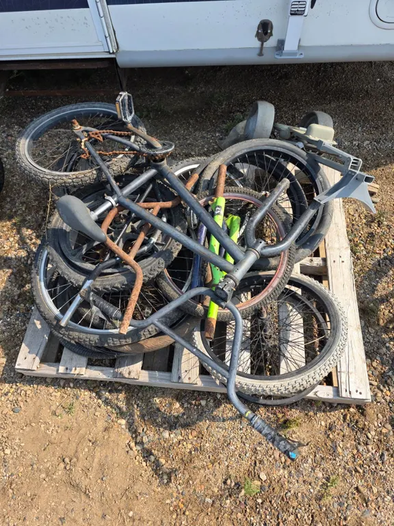 Lot of bikes and parts- no complete bikes
