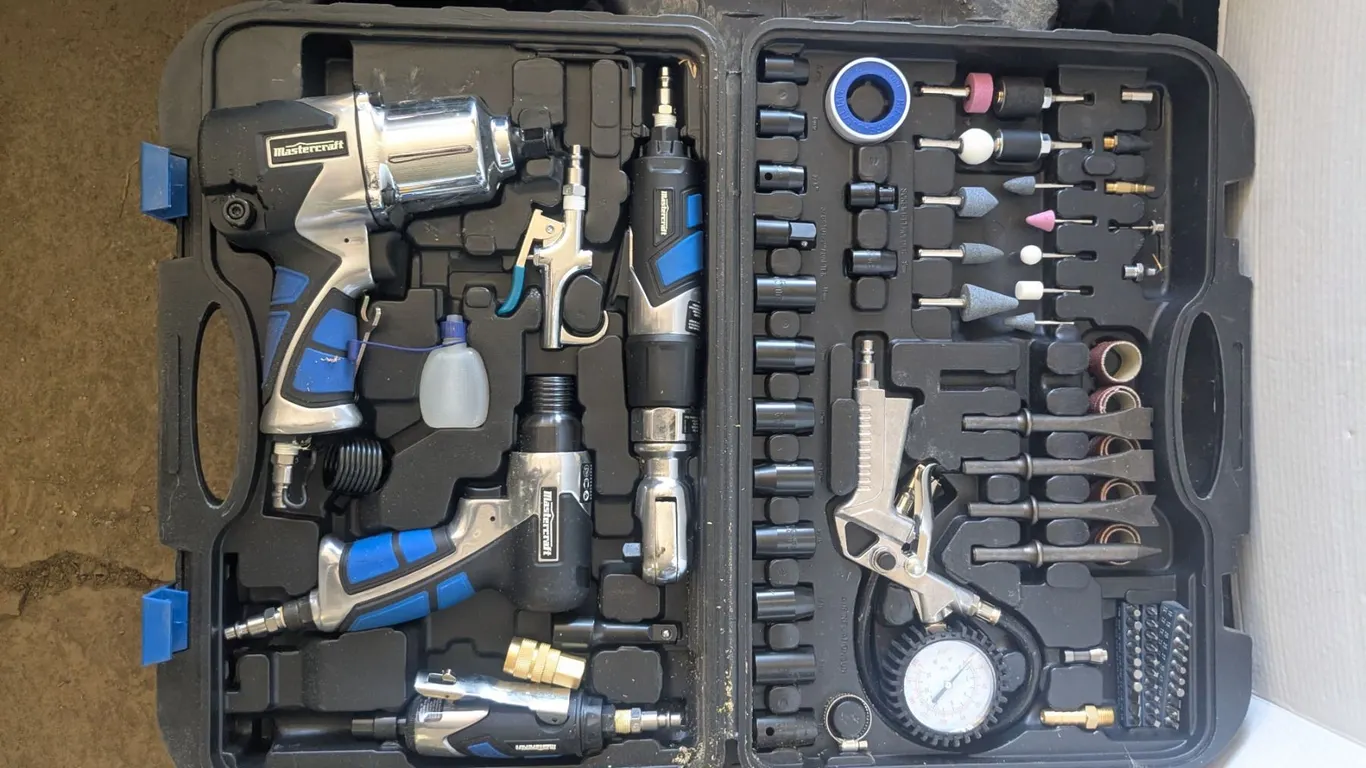Mastercraft airtools set, in plastic storage/carry case