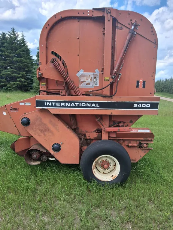 International 2400 baler-* see description*