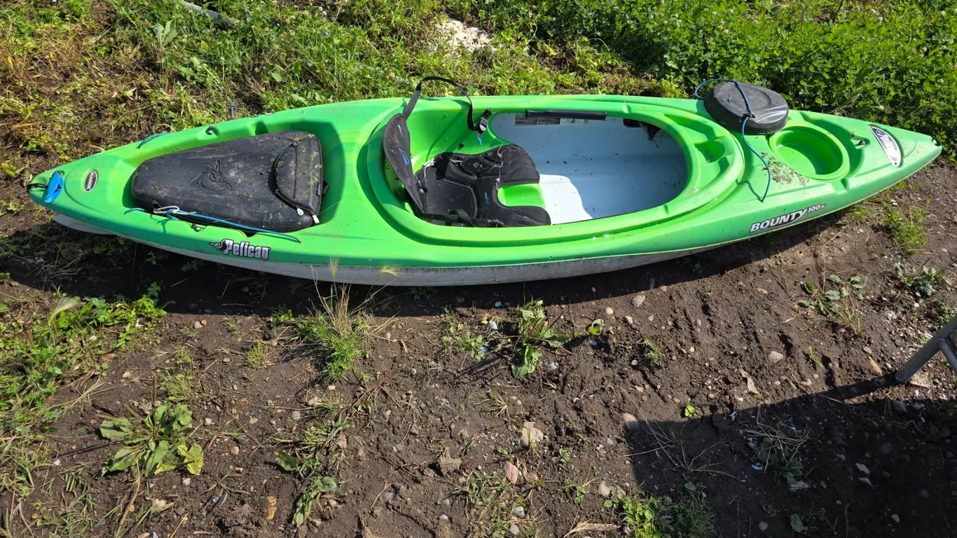 pelican kayak- has damage on the front and hole on bottom- 6ft length