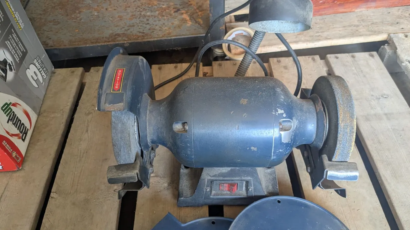 6" bench grinder with built in lamp