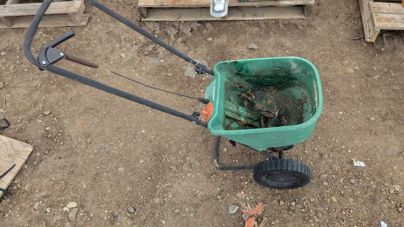 Grass seed/fertilizer spreader
