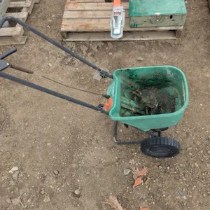Grass seed/fertilizer spreader