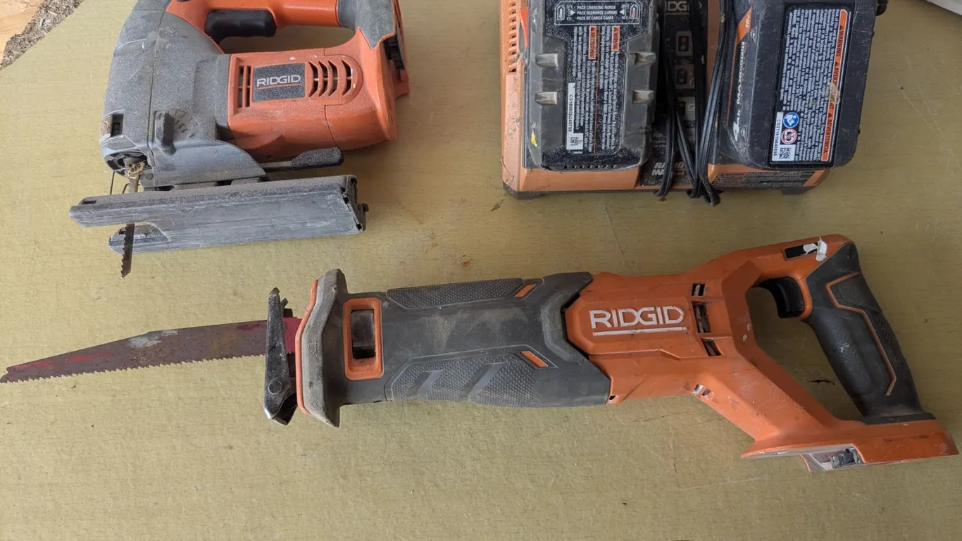 Rigid cordless sawsall and jigsaw, with batterys and charger, tested-works