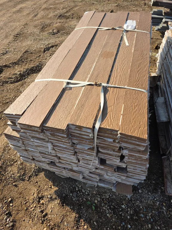 Flat top picket composite fencing- approx 67 bundles- 72" by 5.3"W- 6 pieces per bundle- * some piec