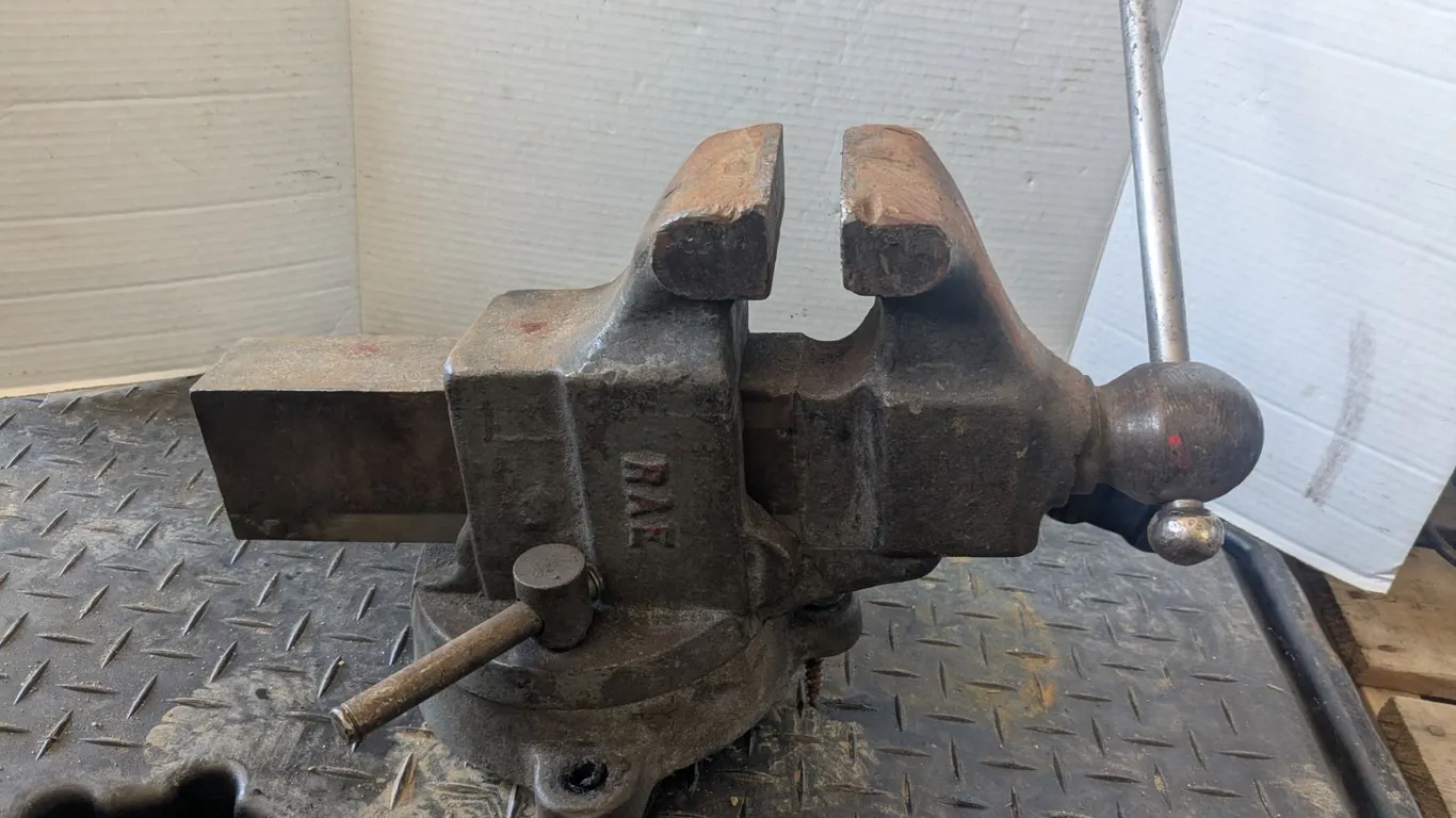 Vintage RAE benchvice, 4" wide opening to 6"