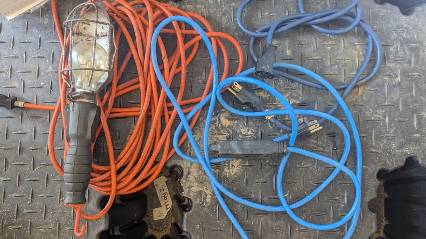 Worklight with extension cords
