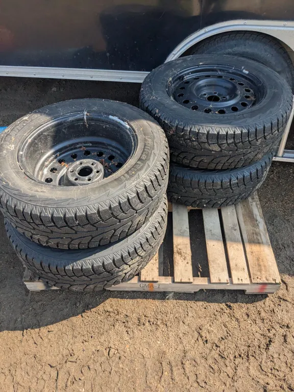 Set of Hankook winter tires on steel rims, P225/65R18, 6-bolt