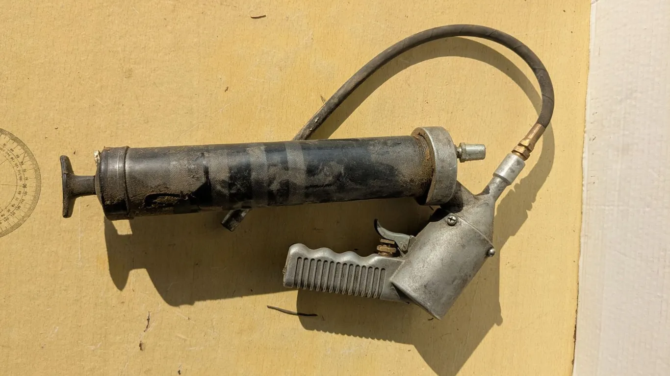 Air powered grease gun