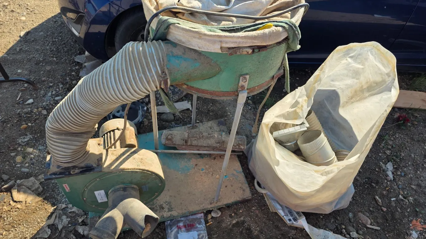 Dust collector with venting pieces