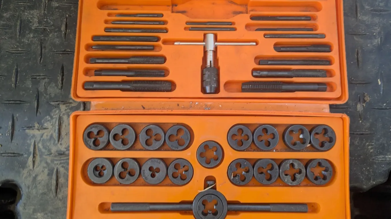 Tap and die set in plastic case