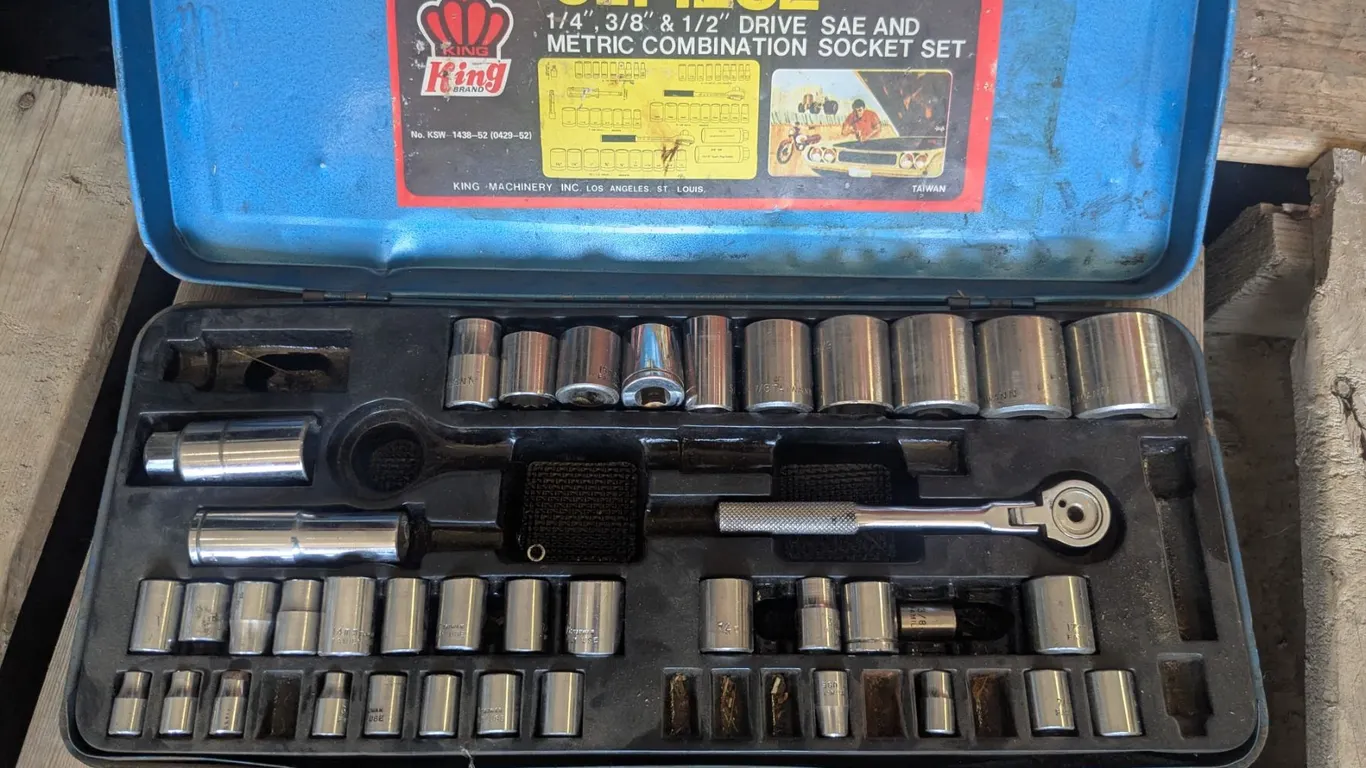 Assorted sockets with ratchet in metal case