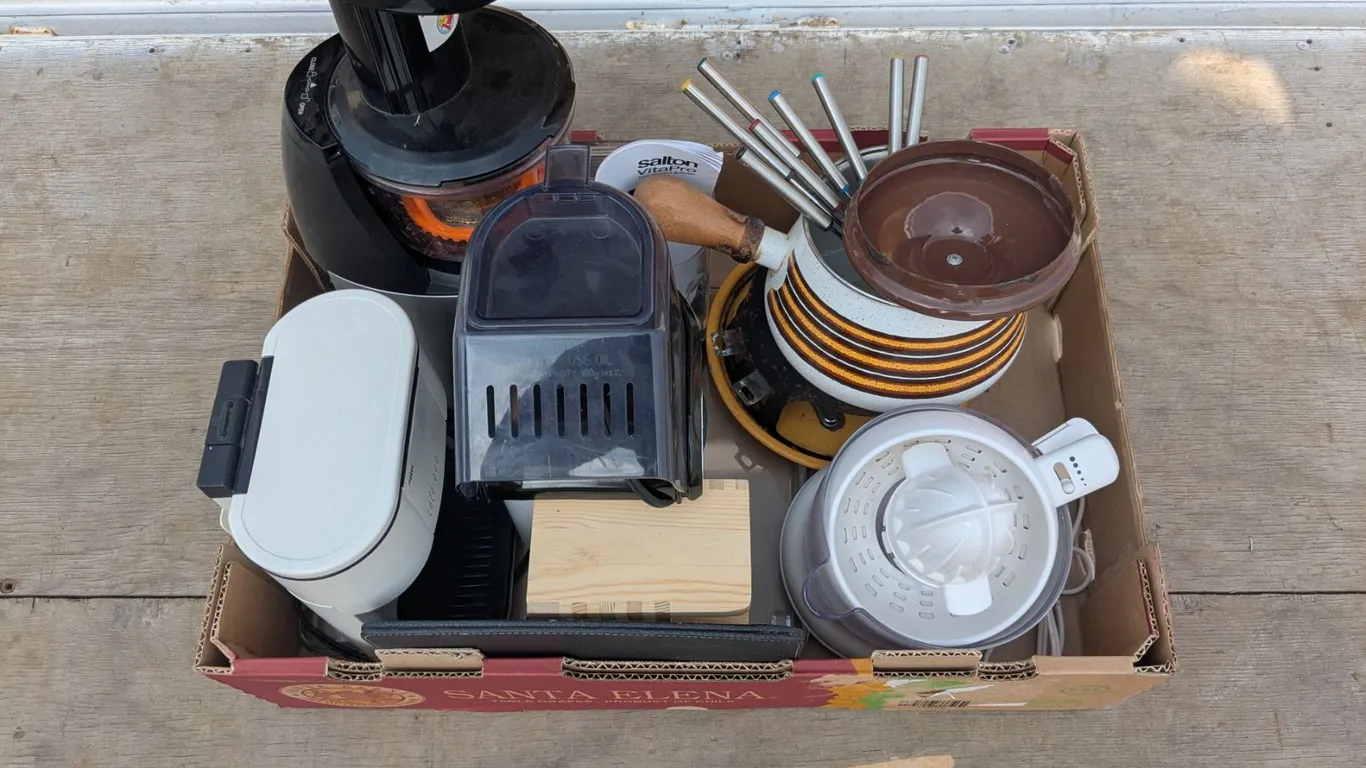 Misc. Kitchenware Lot inc. Food Processer, Popcorn Machine, etc. – Not Tested