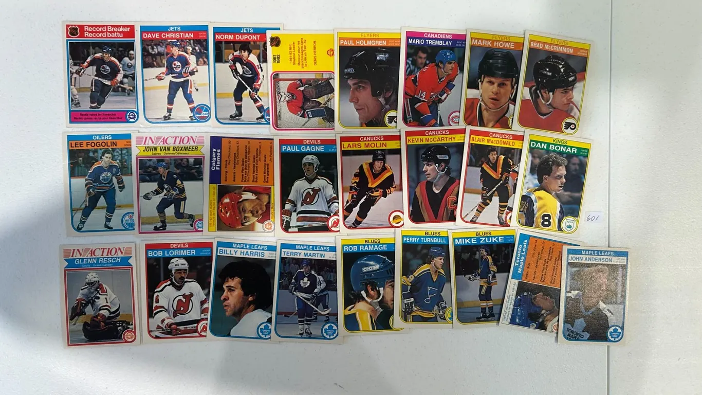 1982-83 OPC Hockey Cards (25)