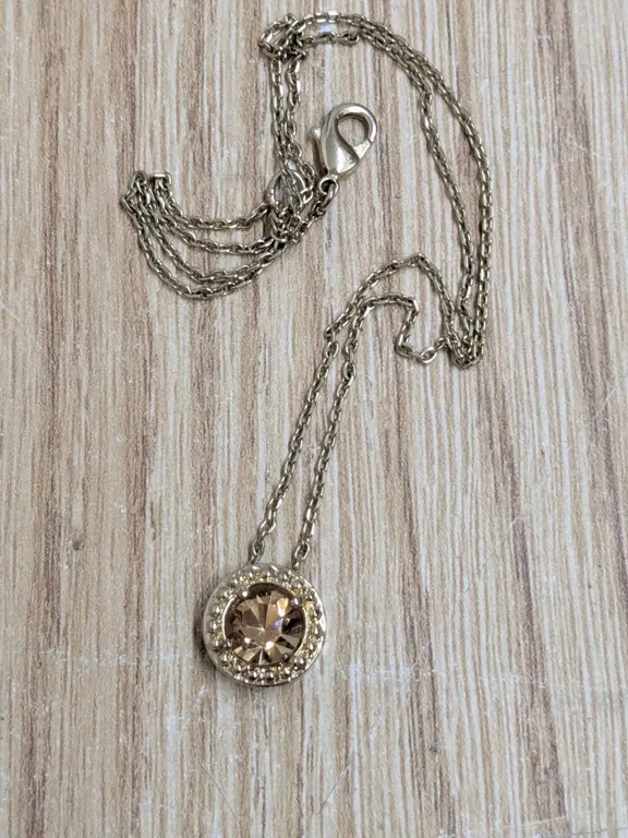 Gold toned pendant necklace
