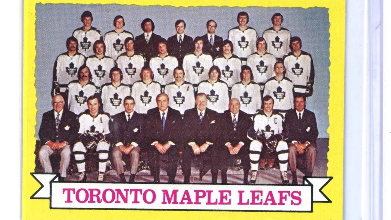 1973-74 Topps TORONTO MAPLE LEAFS Team Photo Card #106