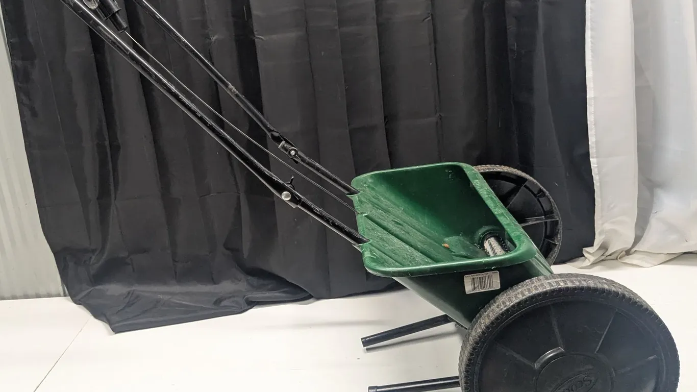 Grass seed/fertilizer spreader