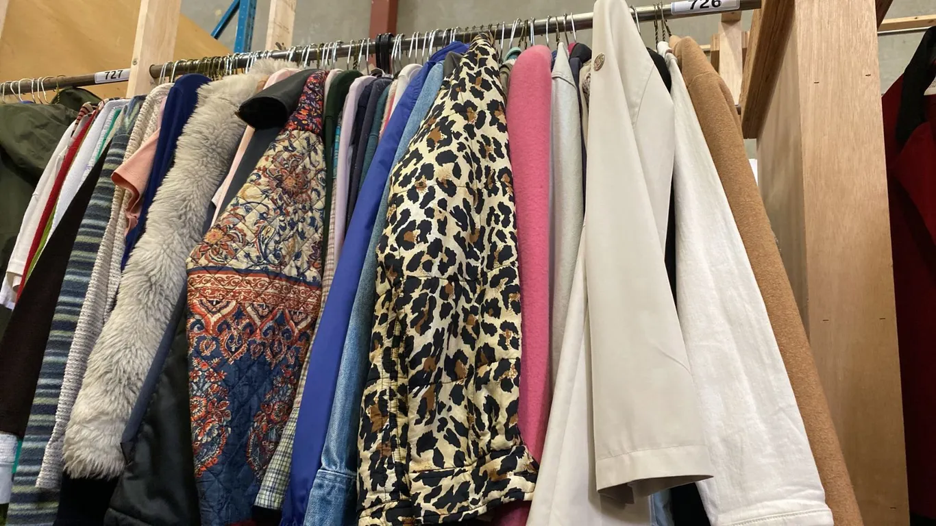 CONTENTS OF 0NE 4FT SECTION WARDROBE RACK OF ASSORTED CLOTHING *1 SIDE ONLY*