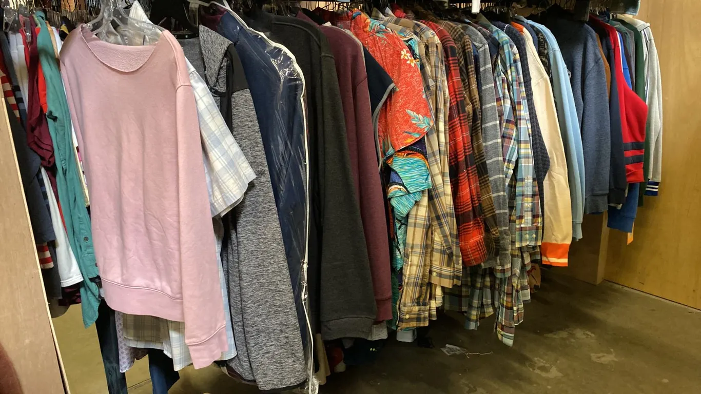 CONTENTS OF 0NE 8FT SECTION WARDROBE RACK OF ASSORTED CLOTHING *1 SIDE ONLY*
