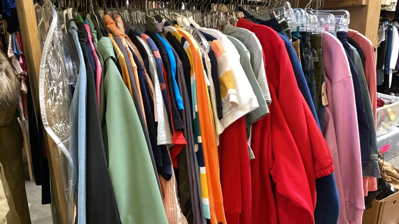 CONTENTS OF 0NE 4FT SECTION WARDROBE RACK OF ASSORTED CLOTHING *1 SIDE ONLY*