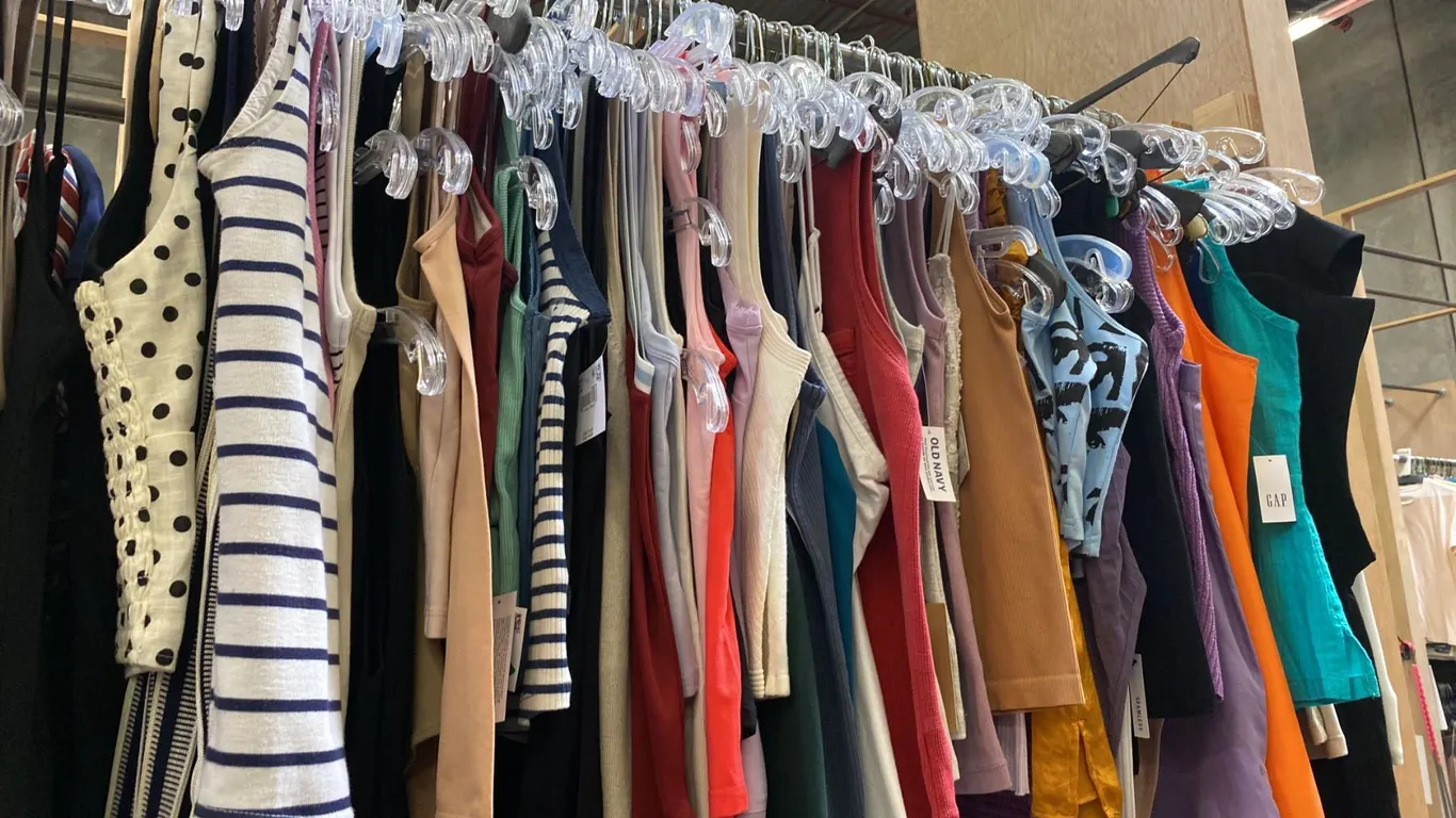 CONTENTS OF 0NE 4FT SECTION WARDROBE RACK OF ASSORTED CLOTHING *1 SIDE ONLY*